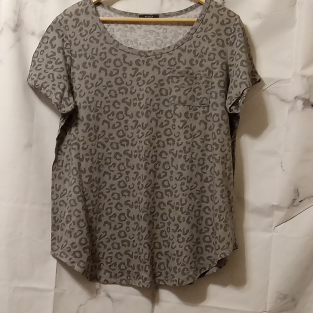 Studio 1886 animal print tee shirt Lg 💚💚💚💚
